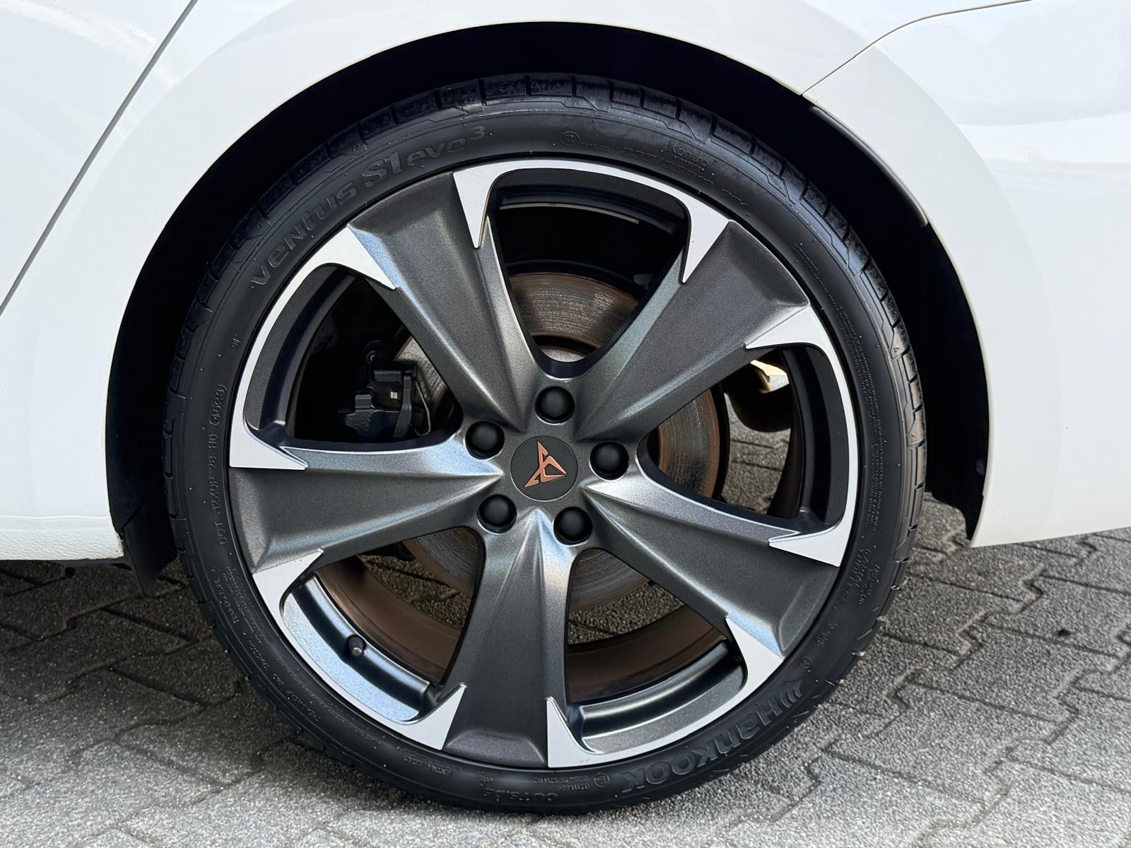 Fahrzeugabbildung CUPRA Leon VZ 2.0 TSI 4Drive >VIRTU+LED+NAVI+ACC+PDC+