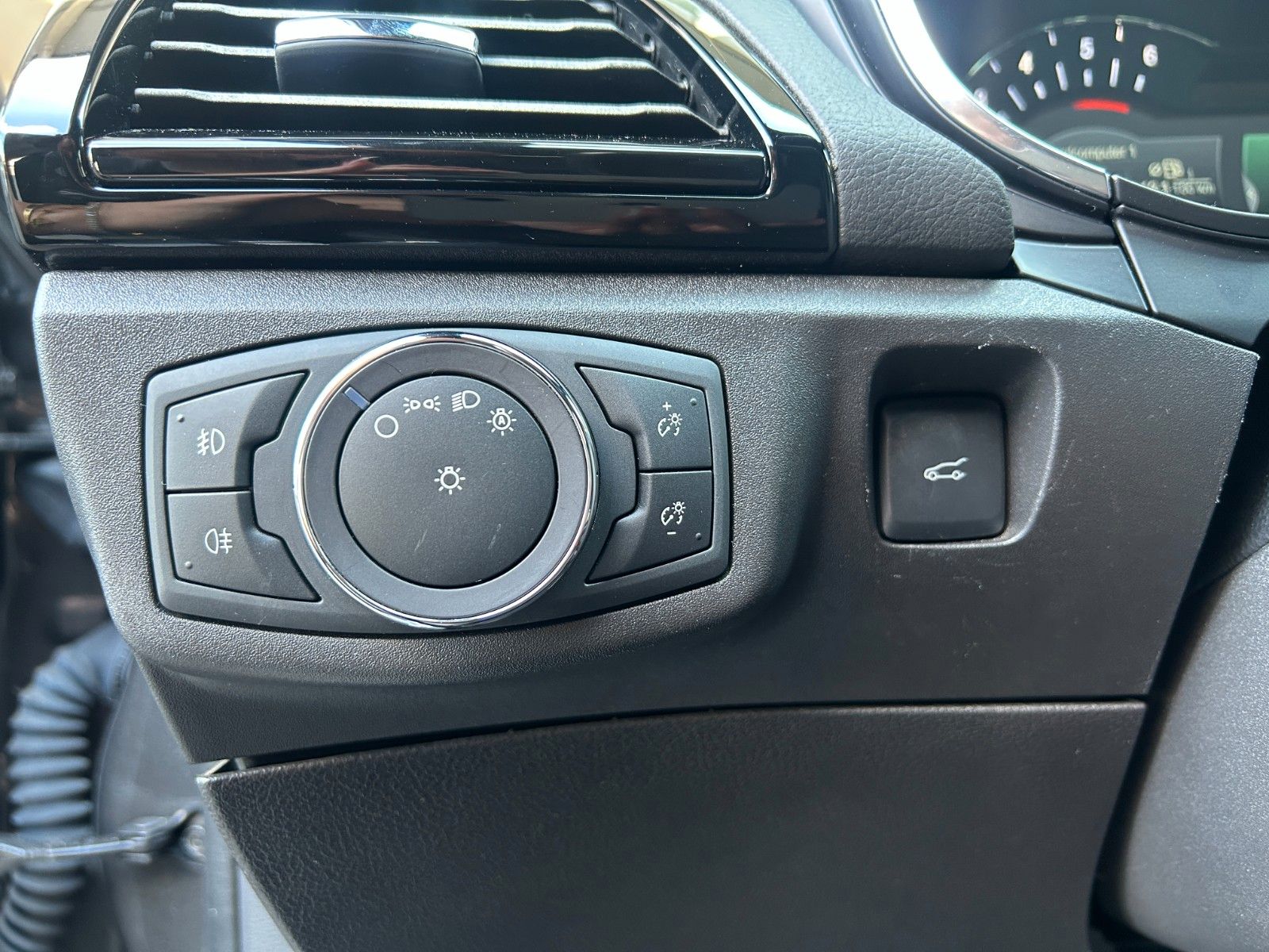 Fahrzeugabbildung Ford Mondeo Turnier ST+AWD+AHK+SportfahrW+TotW