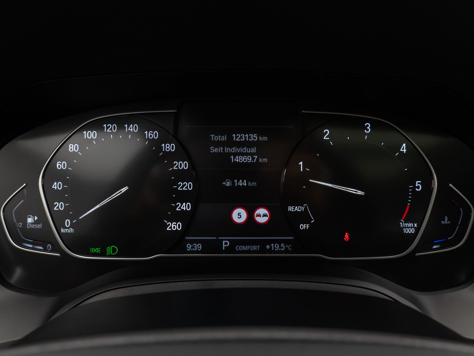 Fahrzeugabbildung BMW 330d xD Panorama DAB HiFi Stop&Go PDC AHK Sport