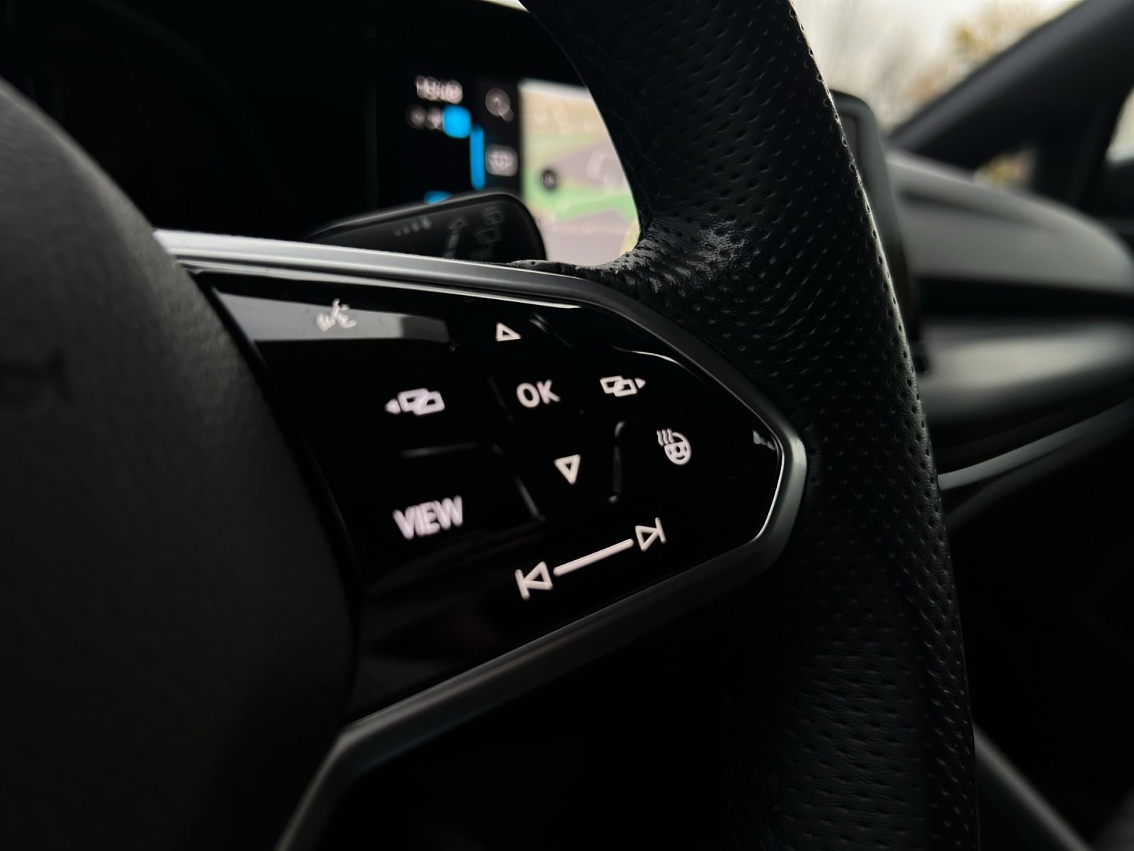 Golf VIII Variant R-Line 1.5 l eTSI DSG AHK*Navi