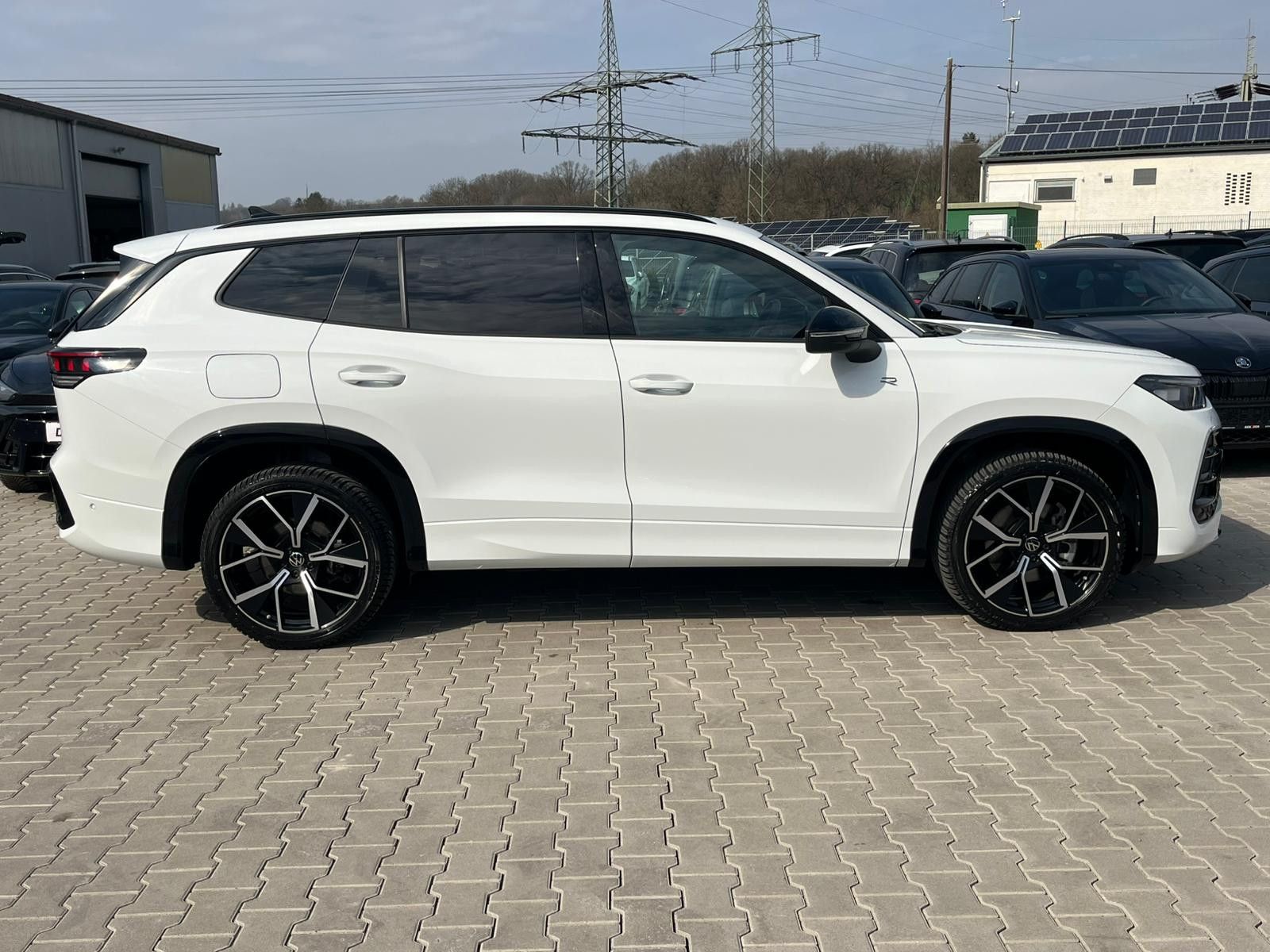 Fahrzeugabbildung Volkswagen Tayron 2.0 TDI 4M R-Line BLACK*7Si*MATRIX*PANO