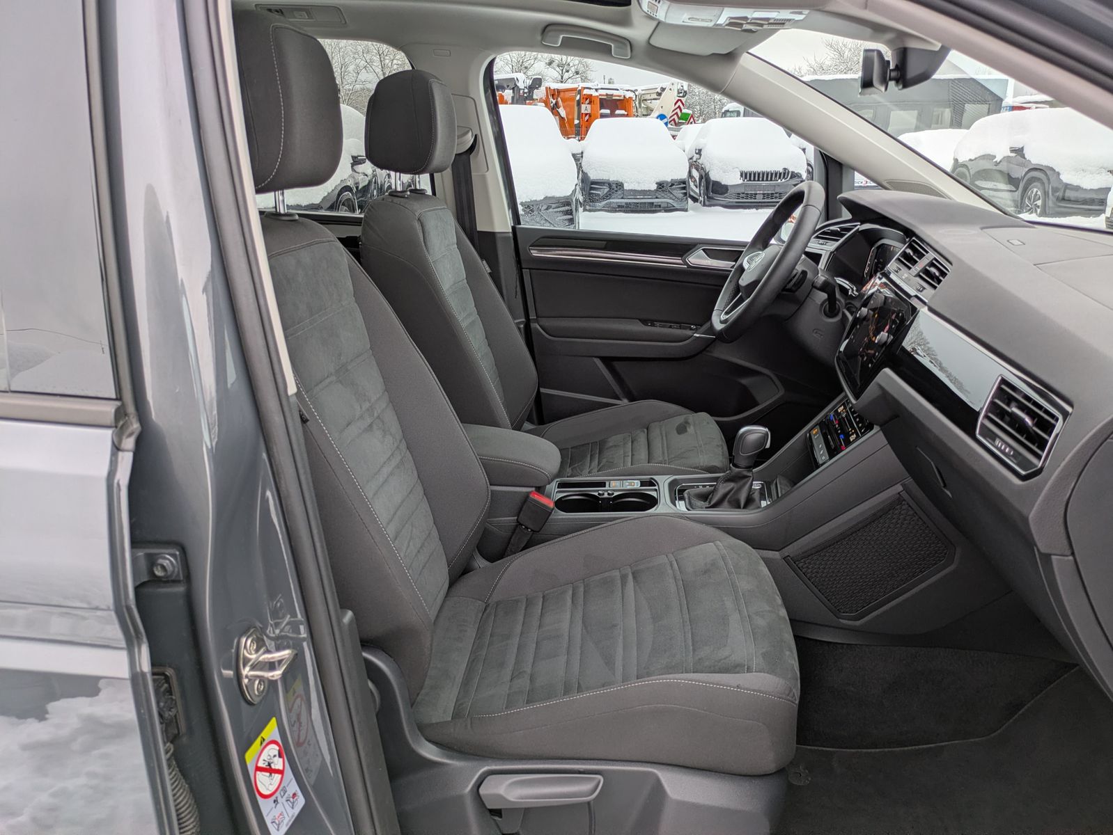 Fahrzeugabbildung Volkswagen Touran 2.0 DSG R-Line High BLACK Pano 7Si IQ AHK