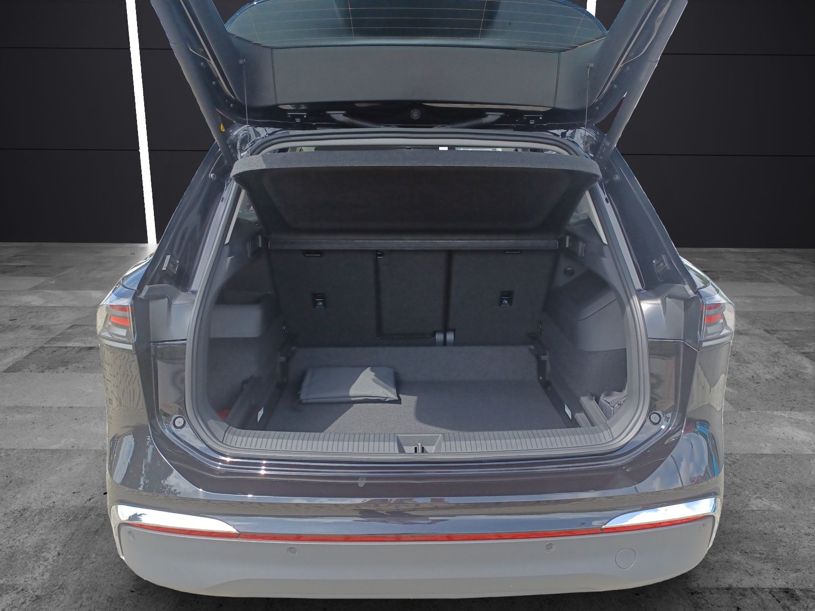 Fahrzeugabbildung Volkswagen Tiguan TDI Elegance IQ.Light Navi ACC AHK STHZ 4