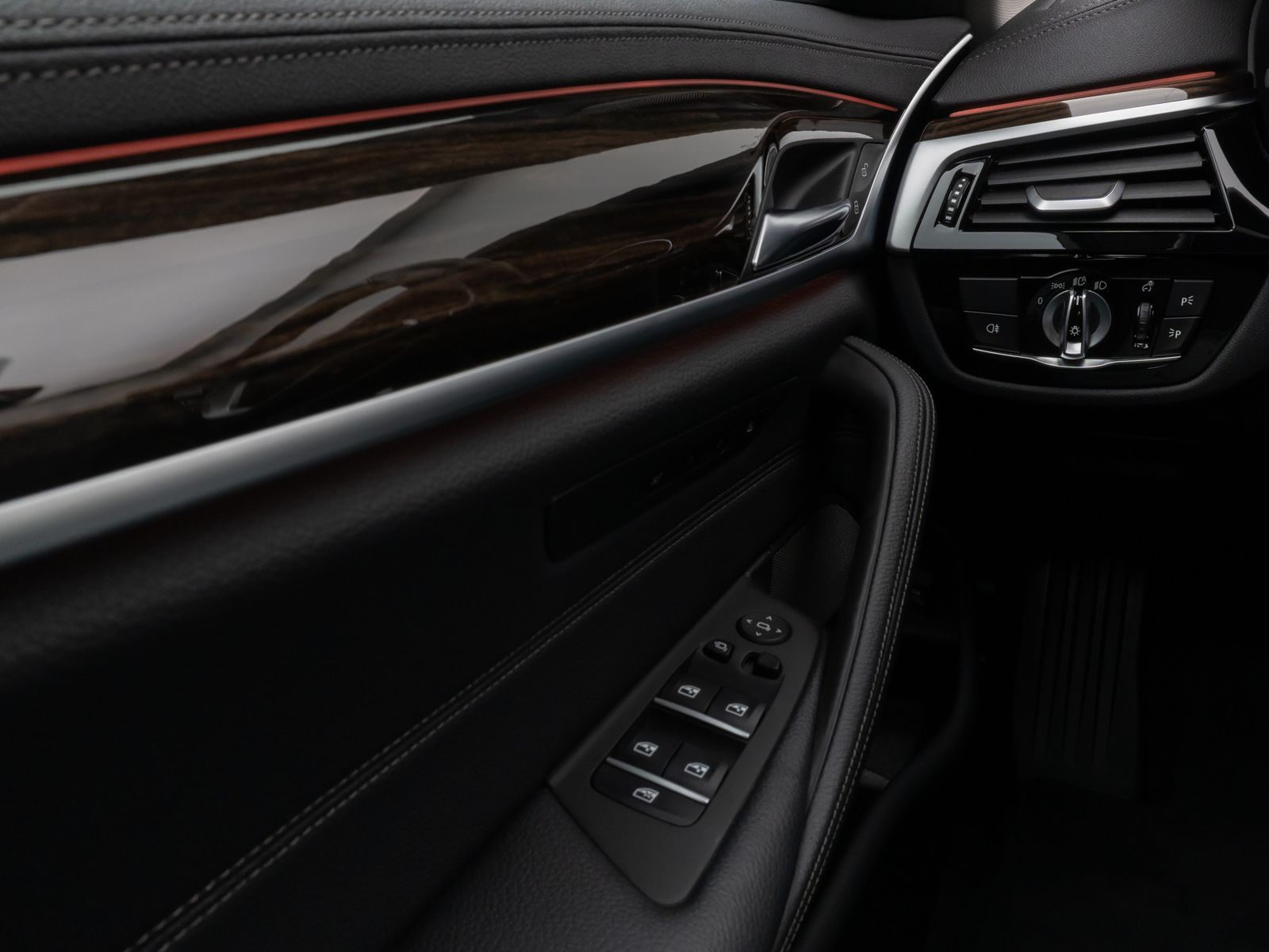 Fahrzeugabbildung BMW 530d xD  LuxuryLine Pano 360°HUD DAB H/K Massage