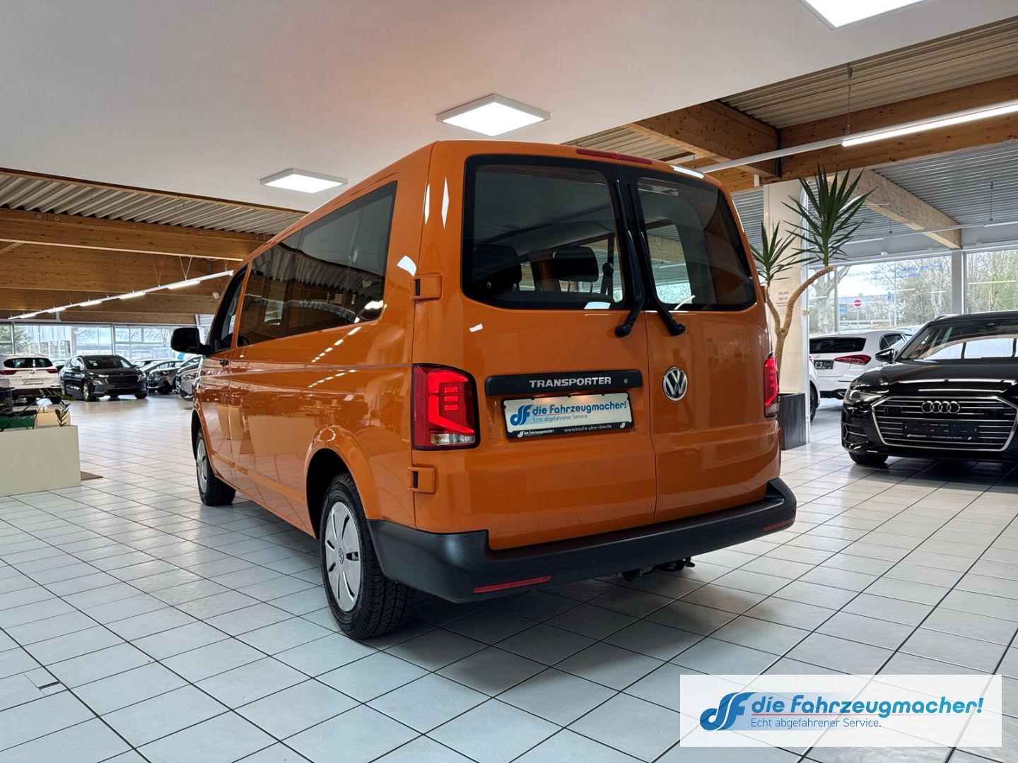 Fahrzeugabbildung Volkswagen Transporter T6.1 Kombi lang FWD DAB Notbremsass