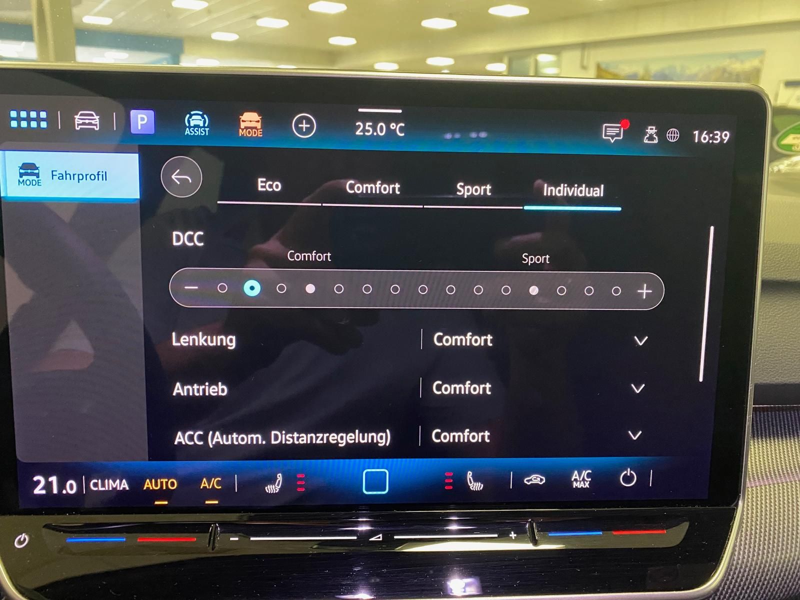 Fahrzeugabbildung Volkswagen Golf 1.5 eTSI R-Line DSG+ACC+360°+HUD+HARMAN KAR
