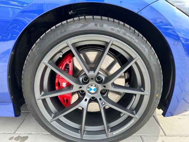 Fahrzeugabbildung BMW 330 i M Sport +NAVI+M-PAKET+RFK+SHZ+KLIMA+BT+HUD