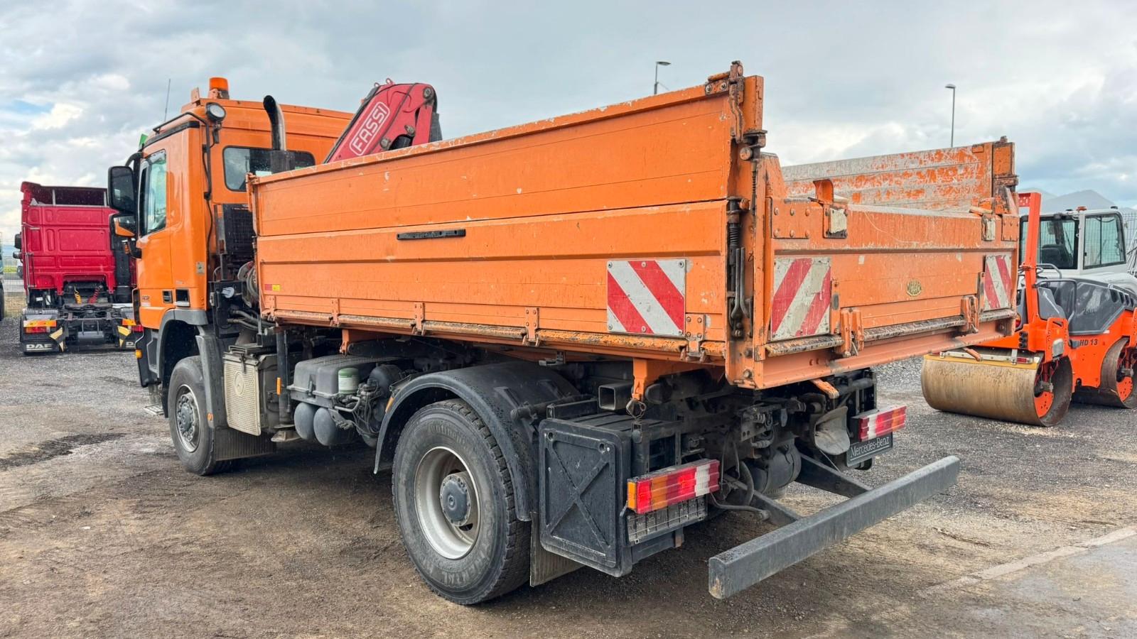 Mercedes-Benz ACTROS 1832 AK tipper 4x4 - crane Fassi 7.4M