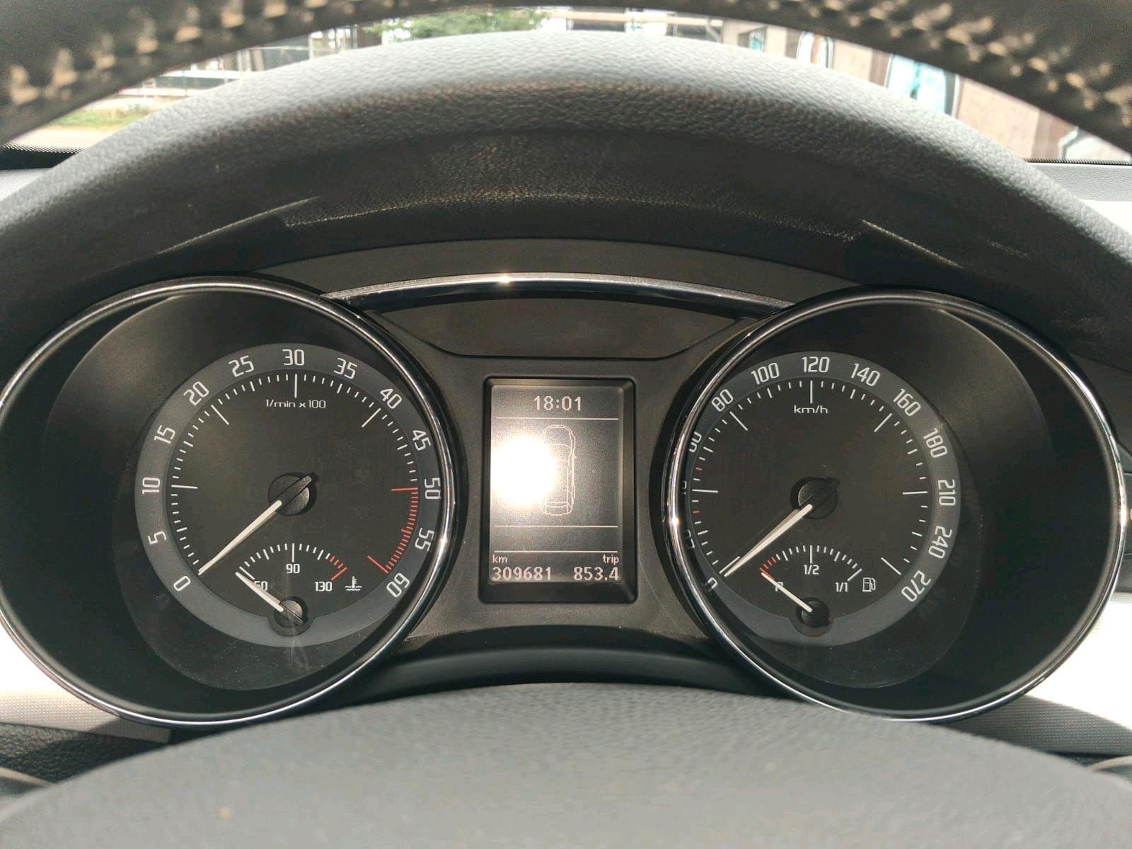 Skoda Superb 2012 — photo 14