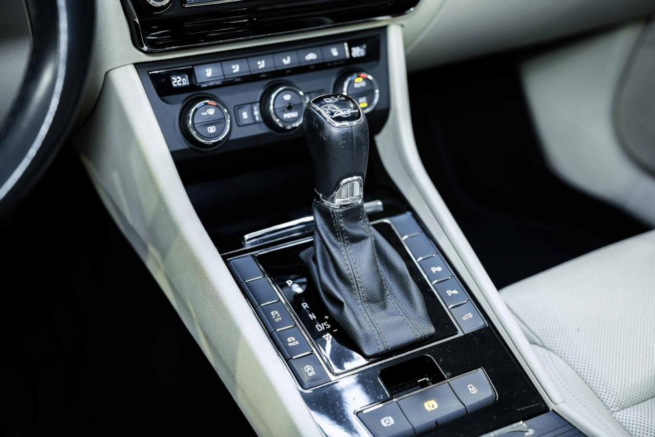 Skoda Superb Combi L&K 2.0 TDI 190 ch DSG 4x4 / Toit panoramique / Canton / Sièges ventilés / Chauffage auxiliaire