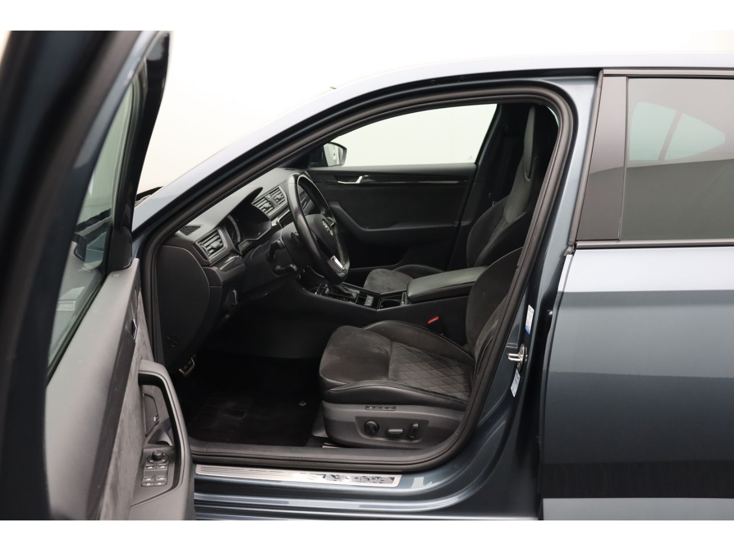 Fahrzeugabbildung SKODA Superb SportLine 4x4 Sportline Canton ACC AHK