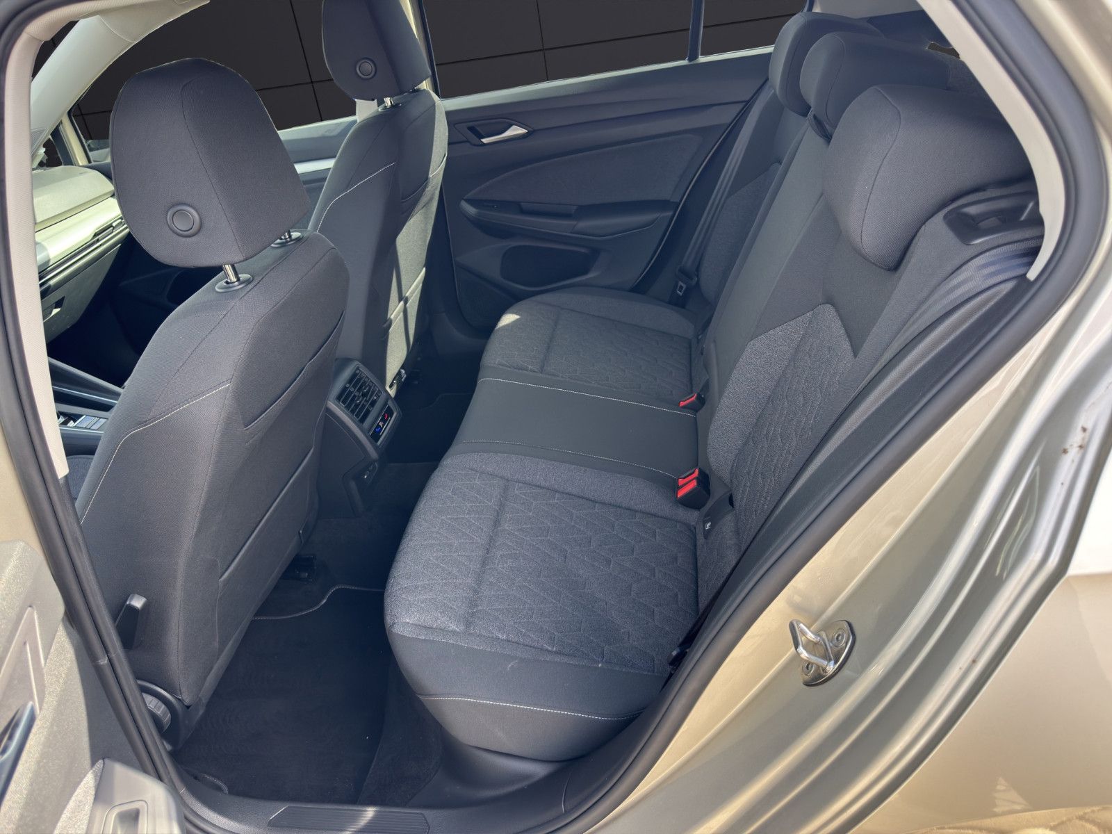 Fahrzeugabbildung Volkswagen Golf VIII 1.5 eTSI ACC/Apple/Ambiente/Keyless