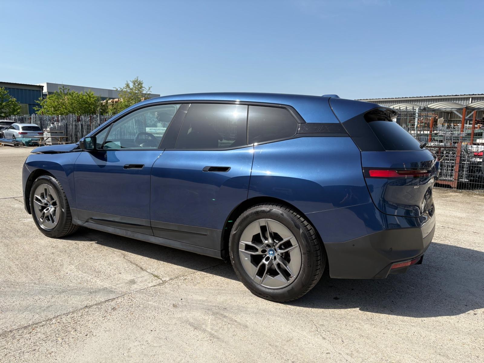 BMW iX X-DRIVE 40   SHADOW LINE