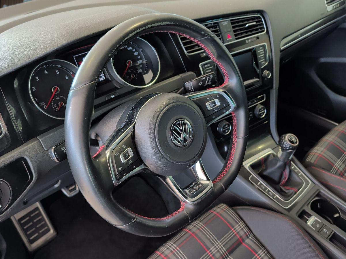 Volkswagen Golf 7 GTI 220 ch • 5 portes • Boîte manuelle 6 • GPS • Xénon • 18"