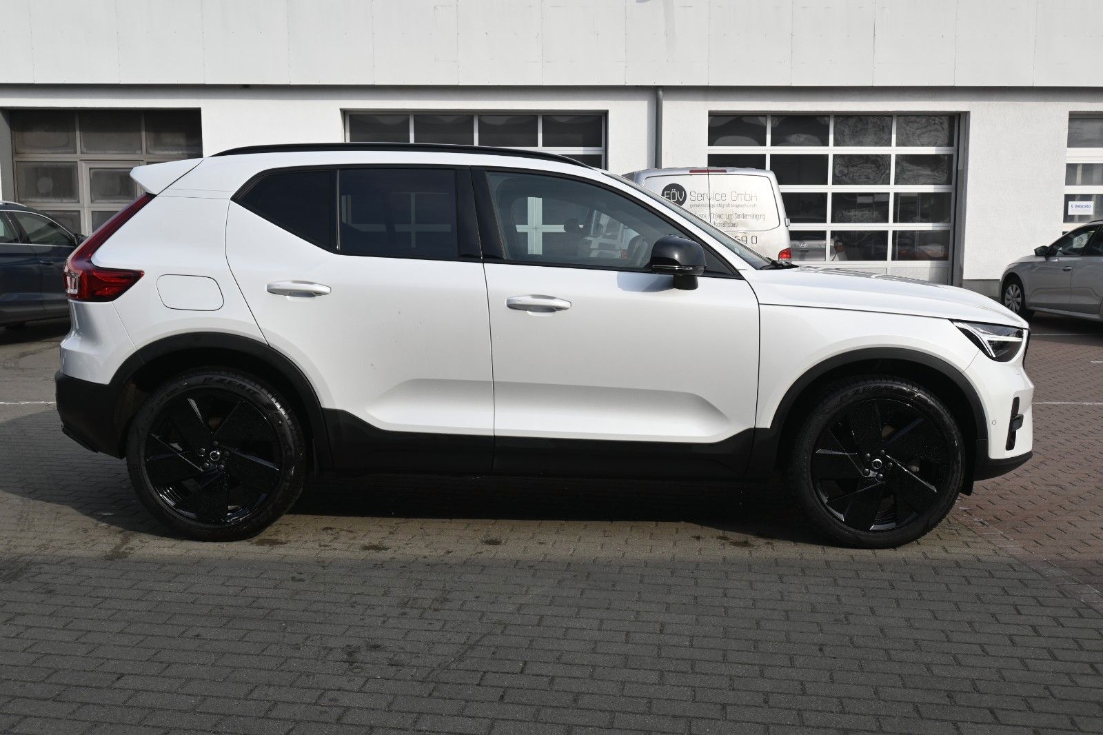 Fahrzeugabbildung Volvo XC40 B3 DKG Plus Black Edition*FSHZG*360*H&K*ACC