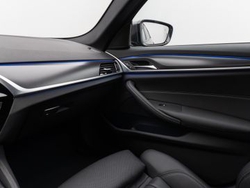 Fahrzeugabbildung BMW 520d M Sport  Kamera HUD DAB HiFi AHK DisplayKey