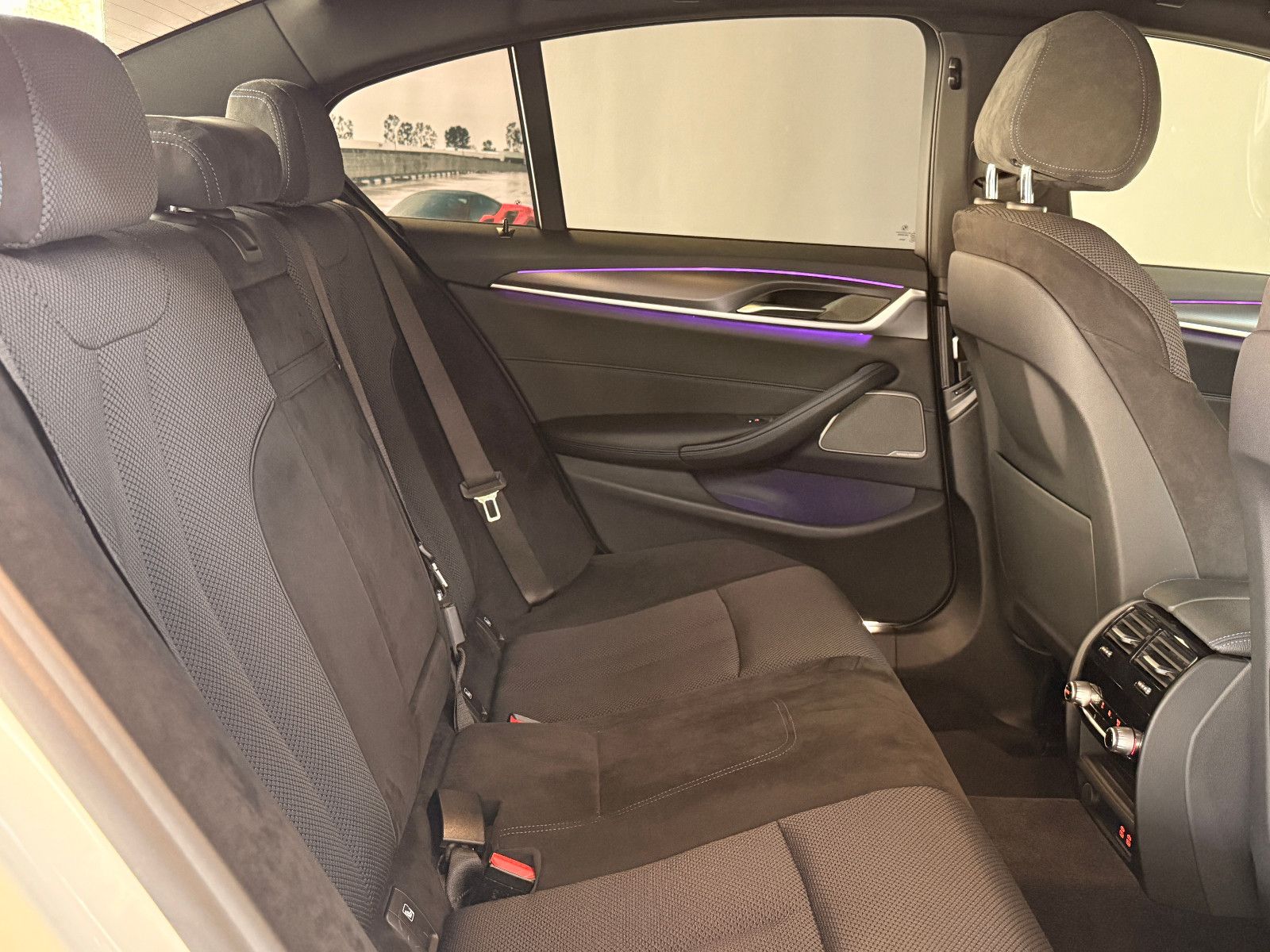 Fahrzeugabbildung BMW 530 d XDriveM Sport/M-PAKET/HARMAN-KARDON/AMBIE