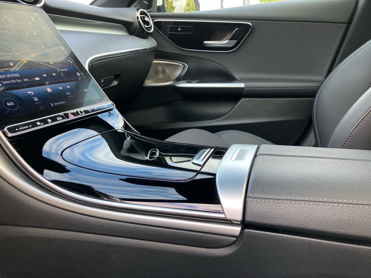 Fahrzeugabbildung Mercedes-Benz C 400 e 4M Avantgarde Pano DigitalL Burmester 36