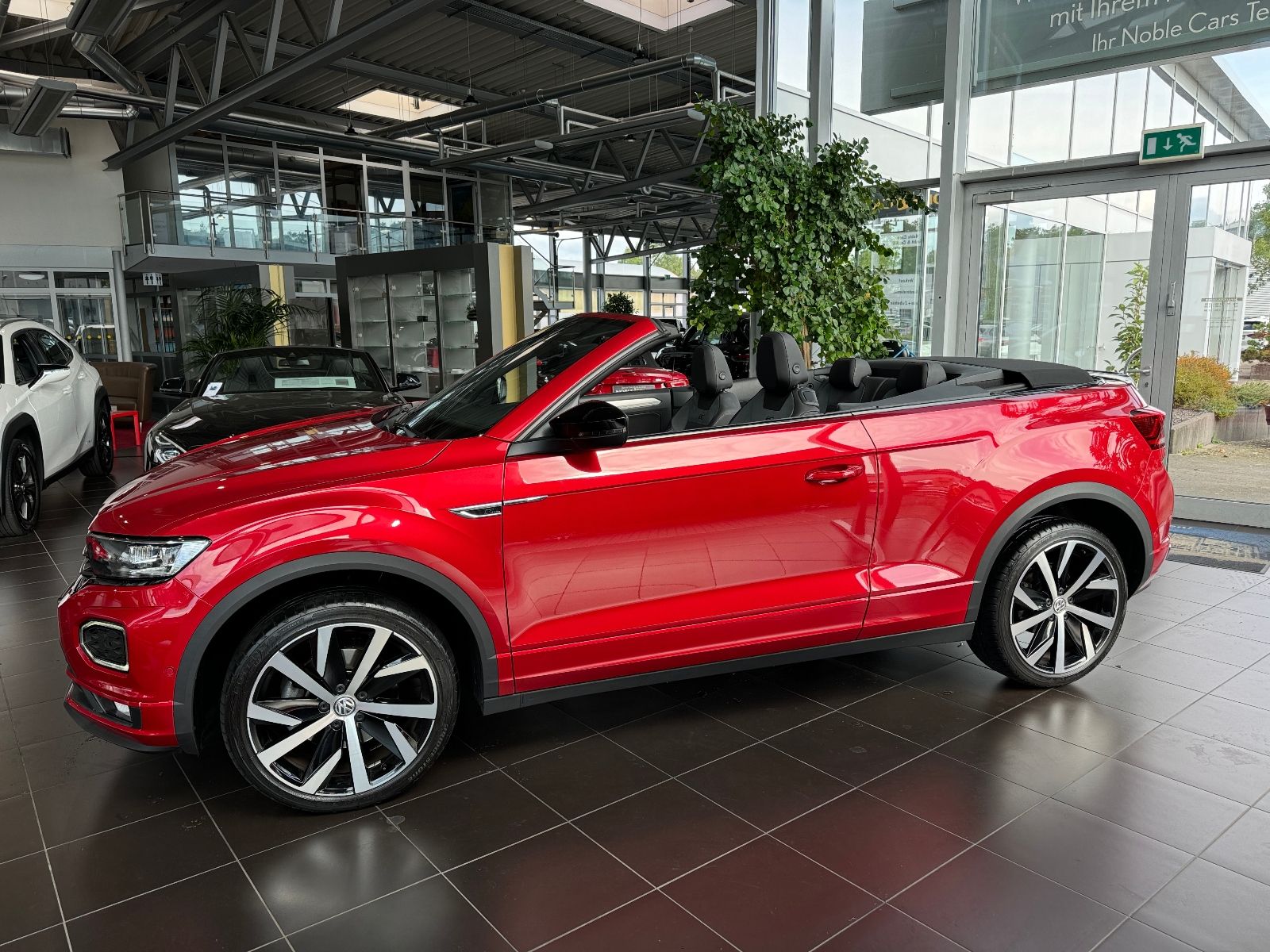 Fahrzeugabbildung Volkswagen T-Roc Cabriolet R-Line AHK BEATS NAV SHZ RFK 19"