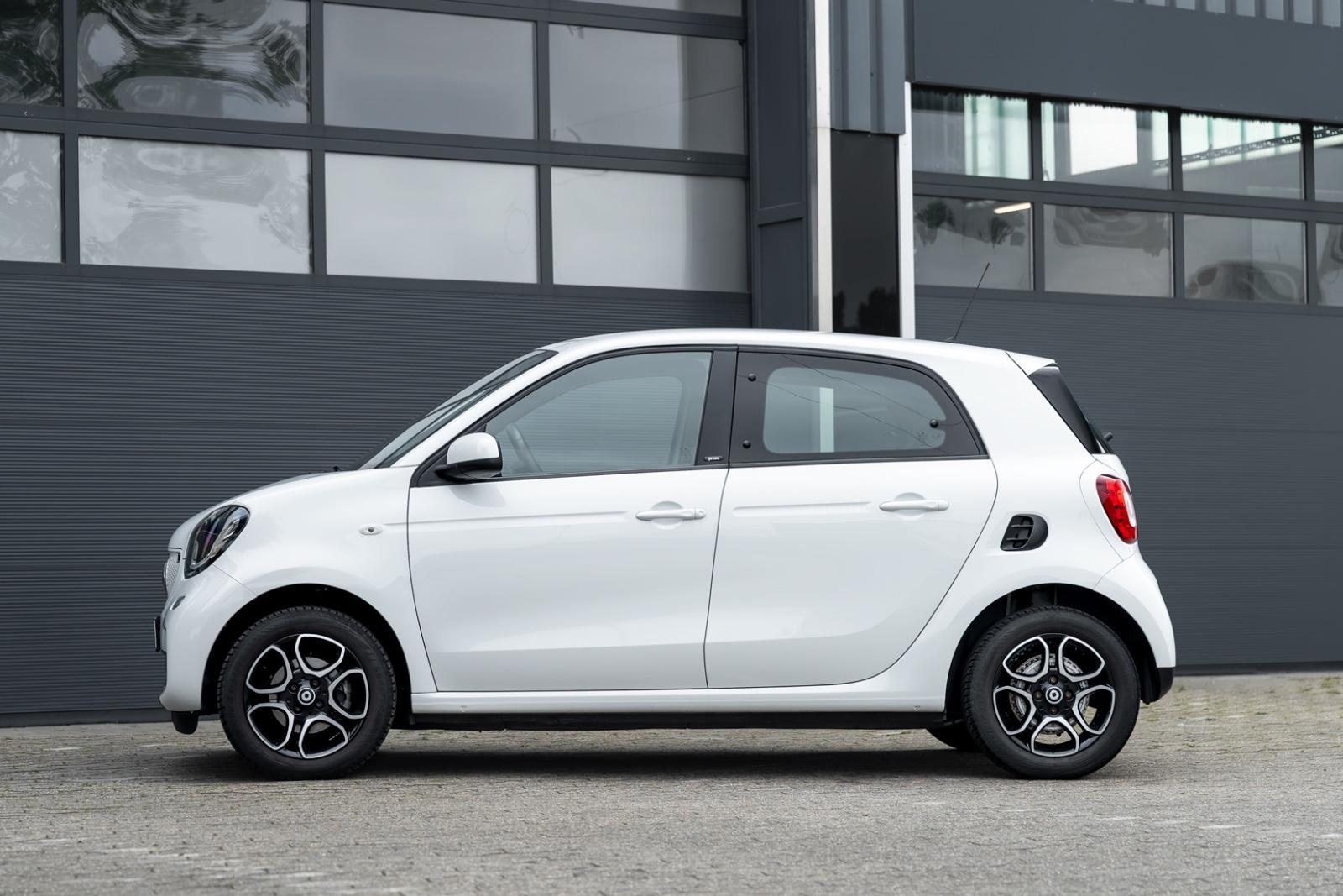 Smart ForFour Basis Leder schwarz Cool & Media LED