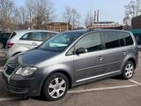 Volkswagen Touran 7-Sitzer Motor dreht sta... - Volkswagen Touran: Motor