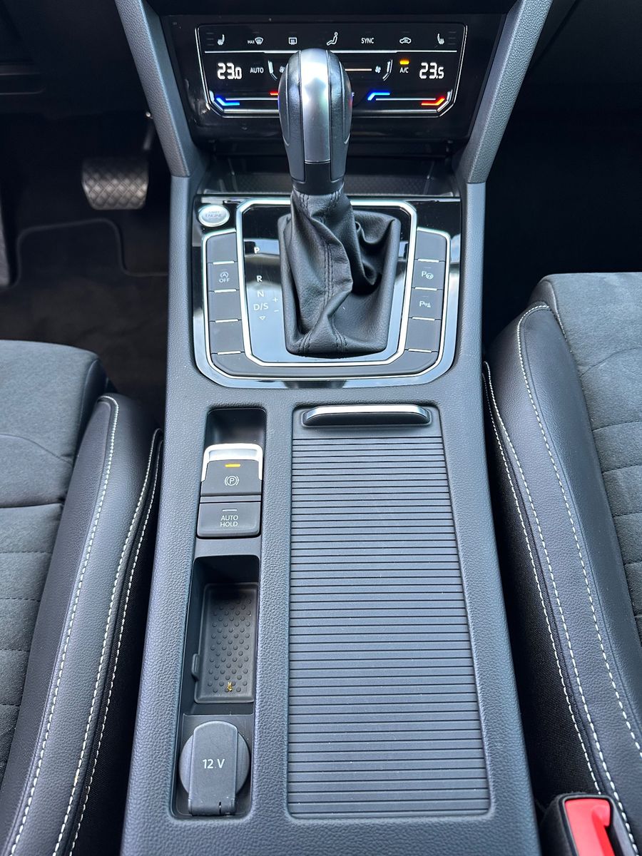 Fahrzeugabbildung Volkswagen Passat Variant 2.0 TDI DSG Elegance NAV+LED+PANO