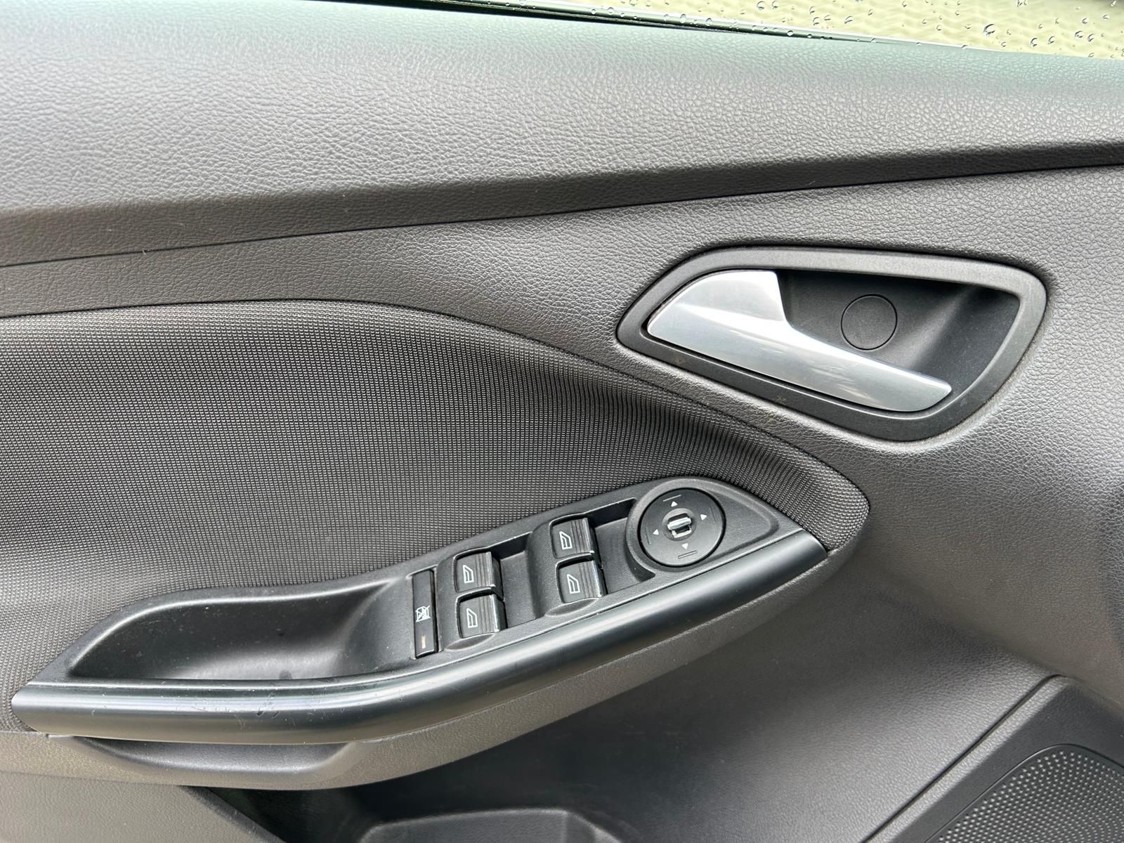 Fahrzeugabbildung Ford Focus Turnier°Champions Edition°Navi°Shz°