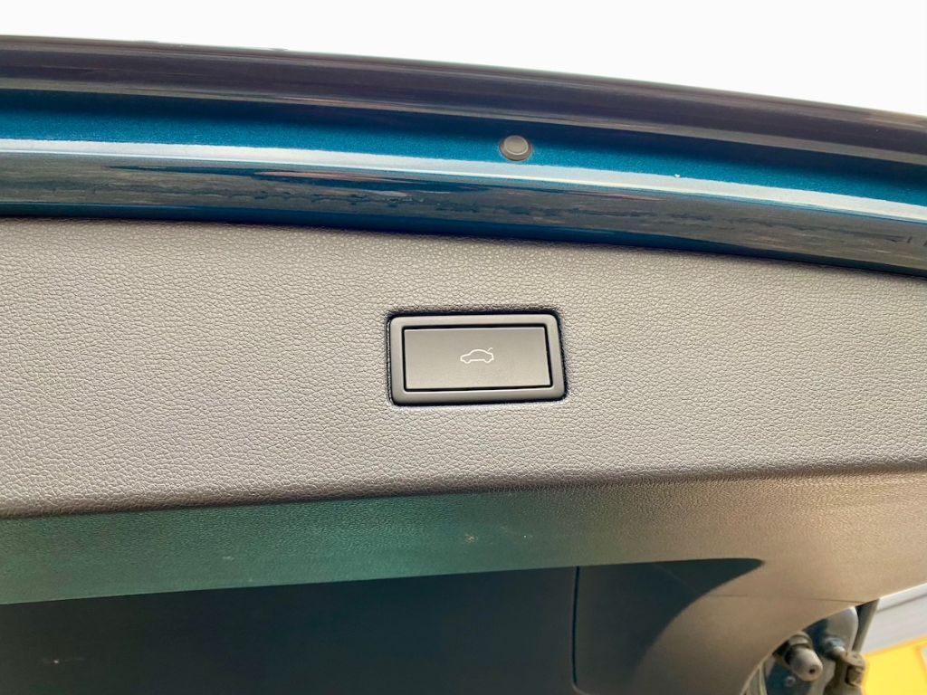 Fahrzeugabbildung Volkswagen Tiguan 1.5 TSI Life AAC NAVI SHZ PDC MASSAGE