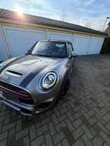 MINI John Cooper Works Cabrio John Cooper Works - silberne MINI John Cooper Works Cabrio