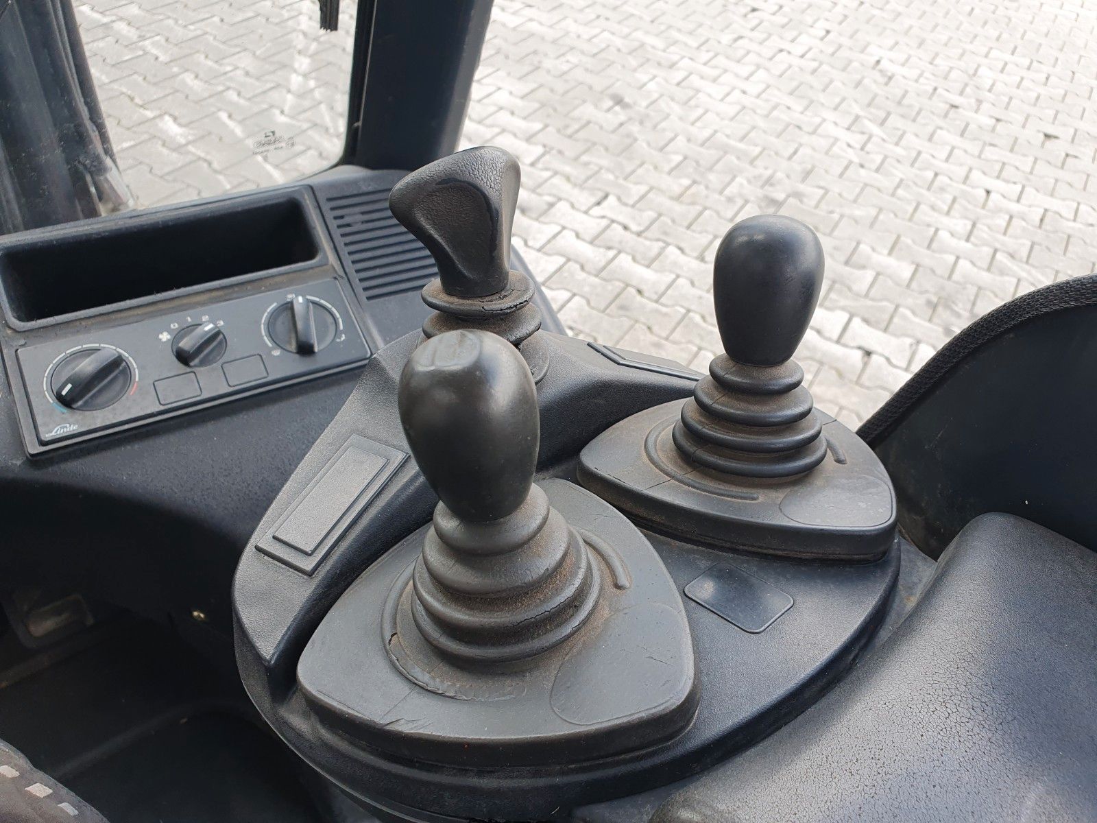 Fahrzeugabbildung Linde H16 T-01 / 4,6m /  nur: 3.260h / Gas / SS