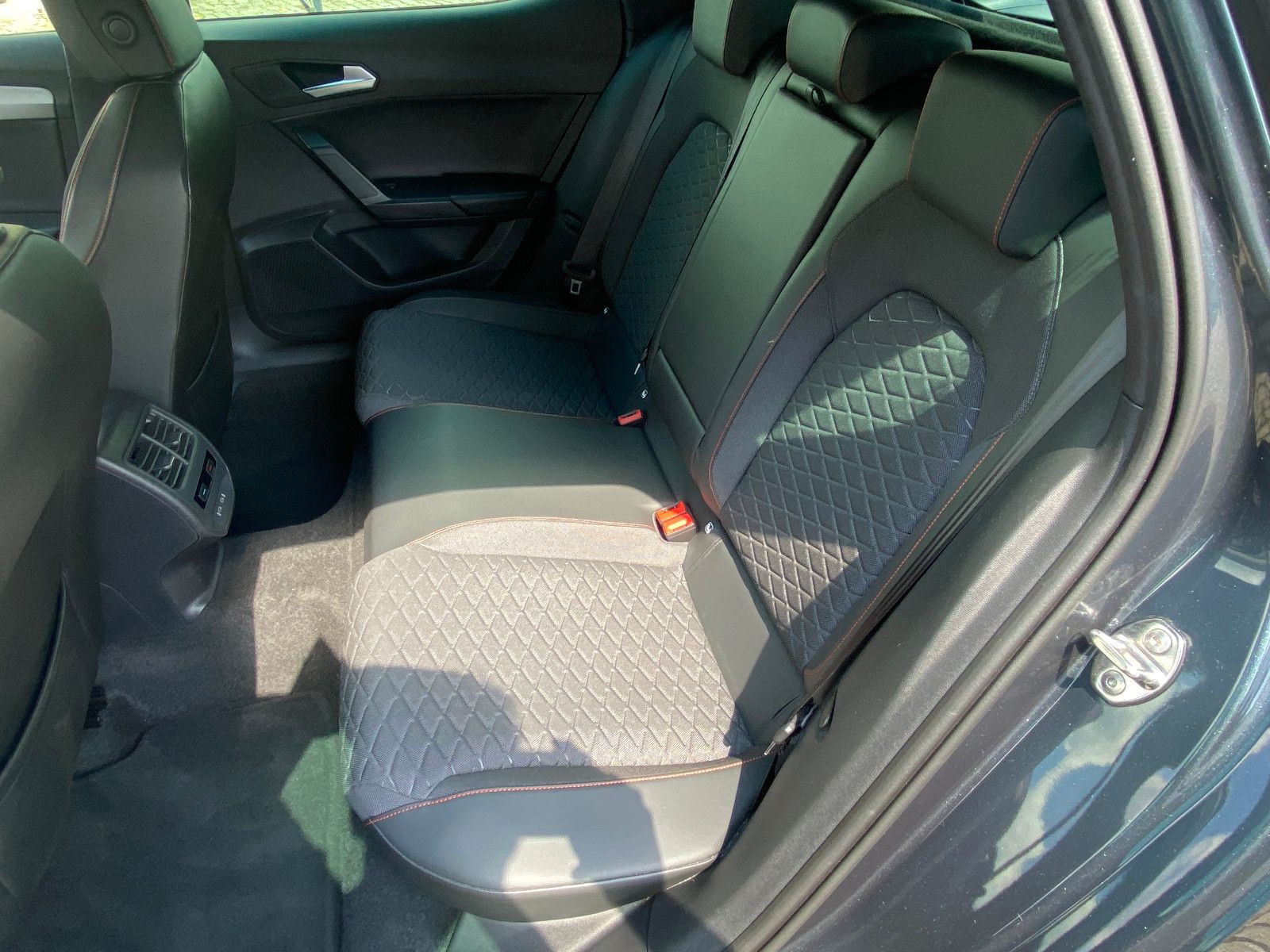 Fahrzeugabbildung SEAT Leon FR 1,5 eTSI DSG *NAVI*PLA*ASSIST-PAKET