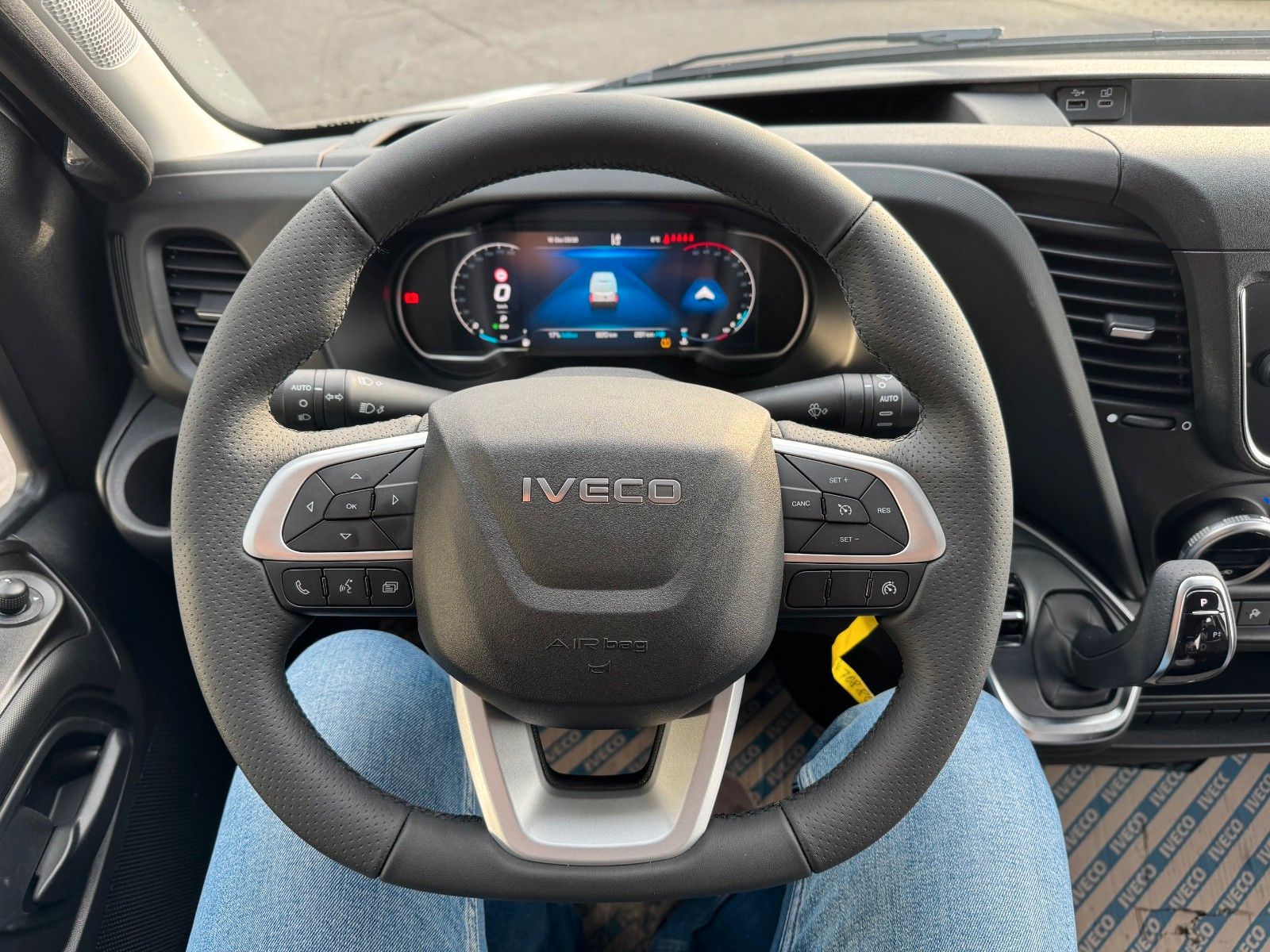 Fahrzeugabbildung Iveco Daily 35S16 A8 *DoKa*Automatik*AHK*R3.520mm*