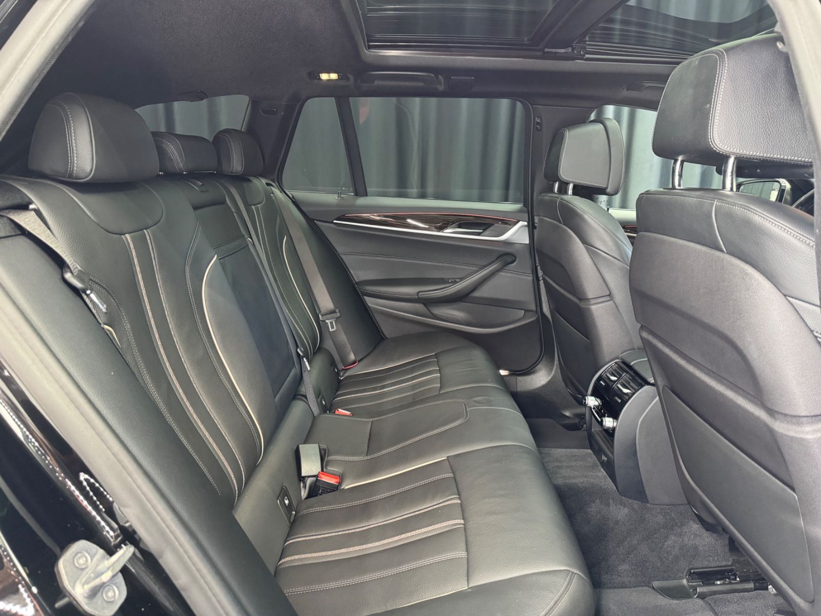 Fahrzeugabbildung BMW M550d xDrive Touring|PANO|NAVI|AHK|1.HAND