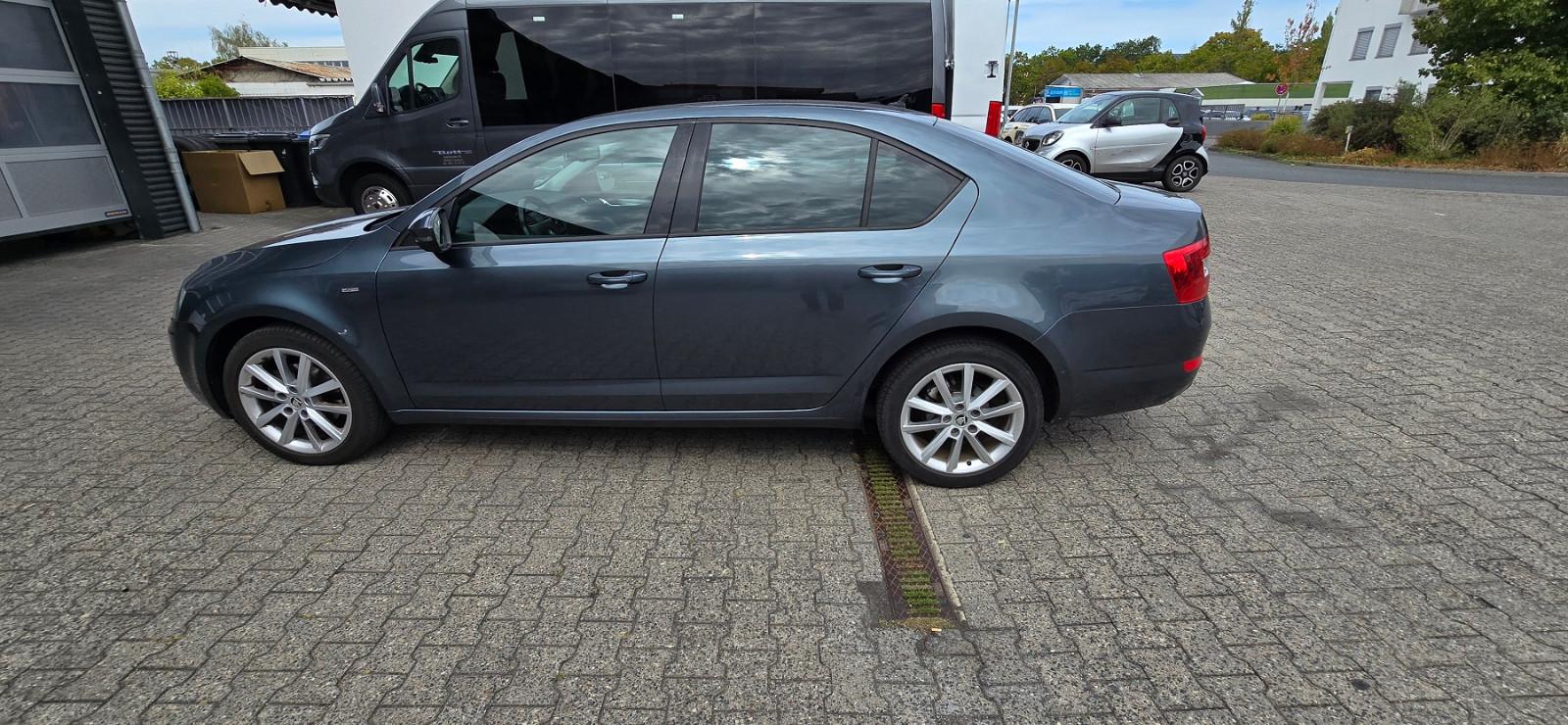Skoda Octavia 2.0 TDI DSG KAMERA ACC NAVI PDC LED AHK
