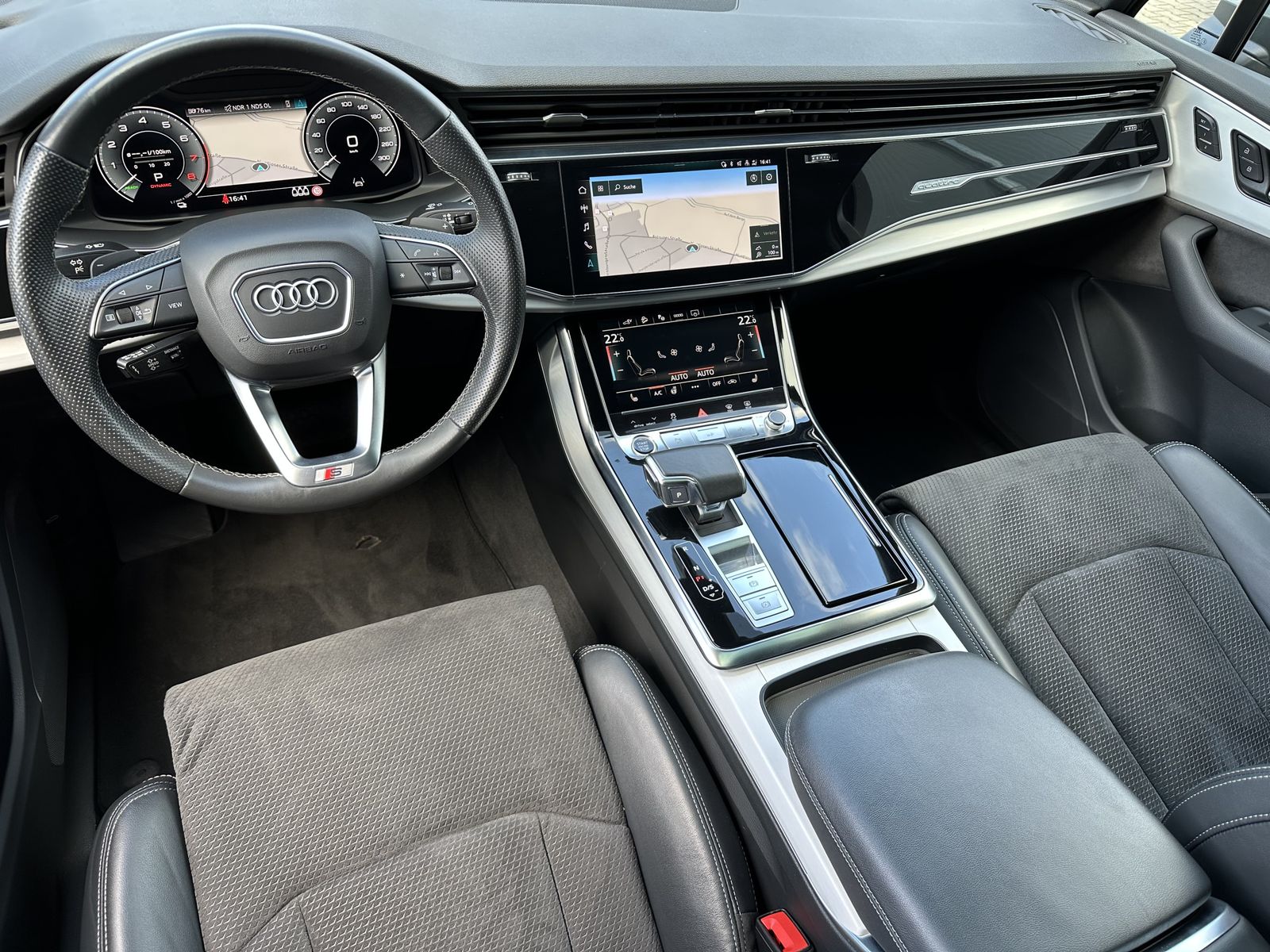 Fahrzeugabbildung Audi Q7 55 TFSI e Qu S-Line NAV+LED+KAM+PANO+VCOCKPIT