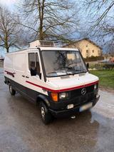 Mercedes-Benz Mercedes 210D Kühlwagen  - Mercedes-Benz 210 d