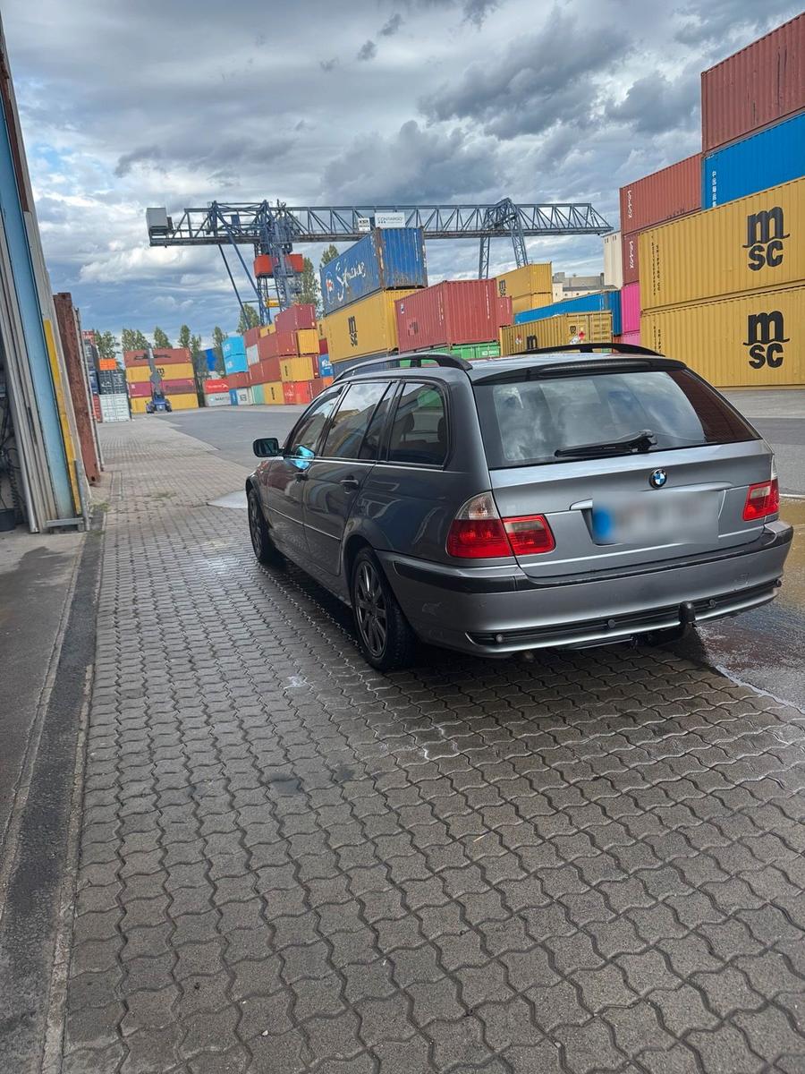 BMW 320 2005 — rear view