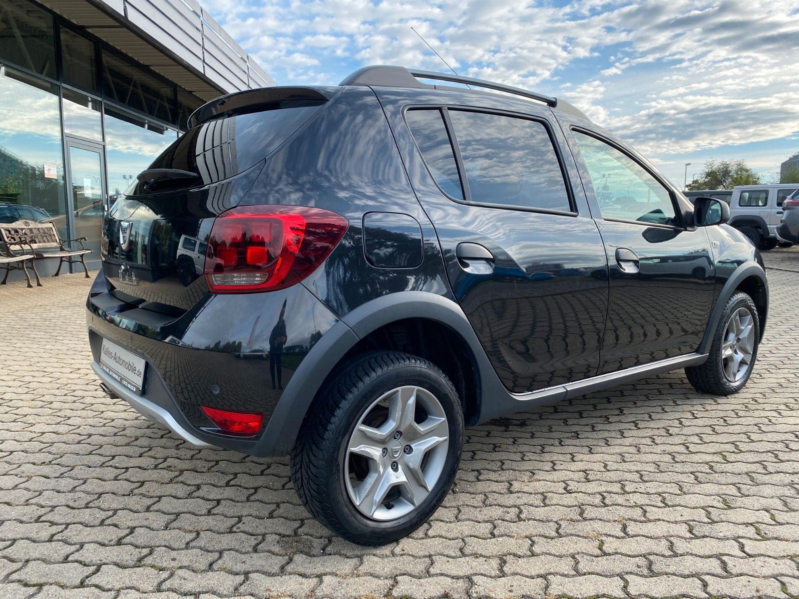 Fahrzeugabbildung Dacia Sandero Stepway 0.9 AUTOM.+TEMPO.+NAVI+TÜV-NEU