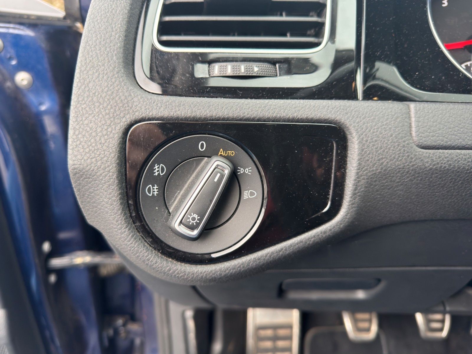 Fahrzeugabbildung Volkswagen GOLF VII 1.0TSI JOIN NAVI APP KAM SHZ MFL DAB