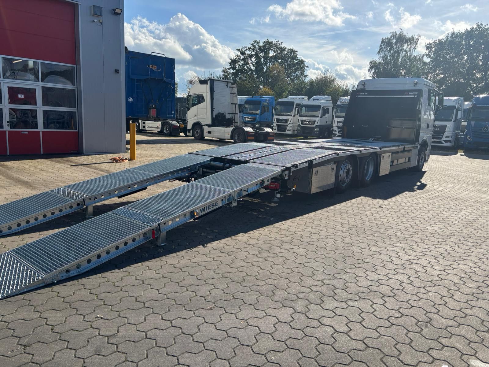 Fahrzeugabbildung MAN Baumaschinen-  Arbeitsbühnentransporter Rampen