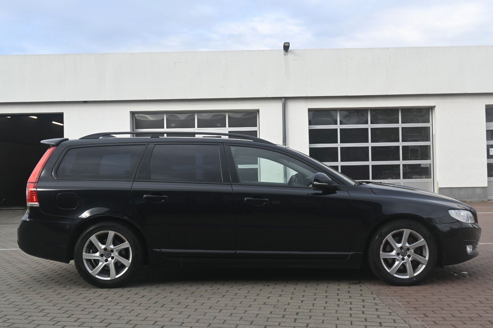 Fahrzeugabbildung Volvo V70 Kombi D3 DPF Black Edition*NAV*TEMP*Mietkauf