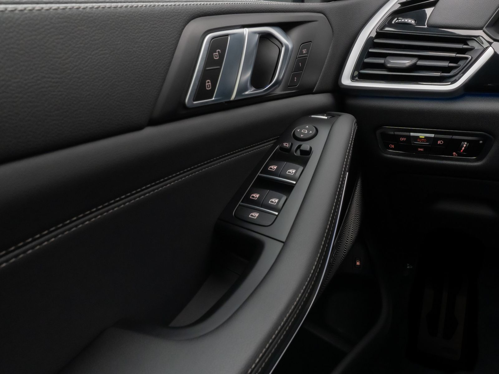 Fahrzeugabbildung BMW X5 xD45e M Sport Panorama Laser 360°HUD DAB B&W