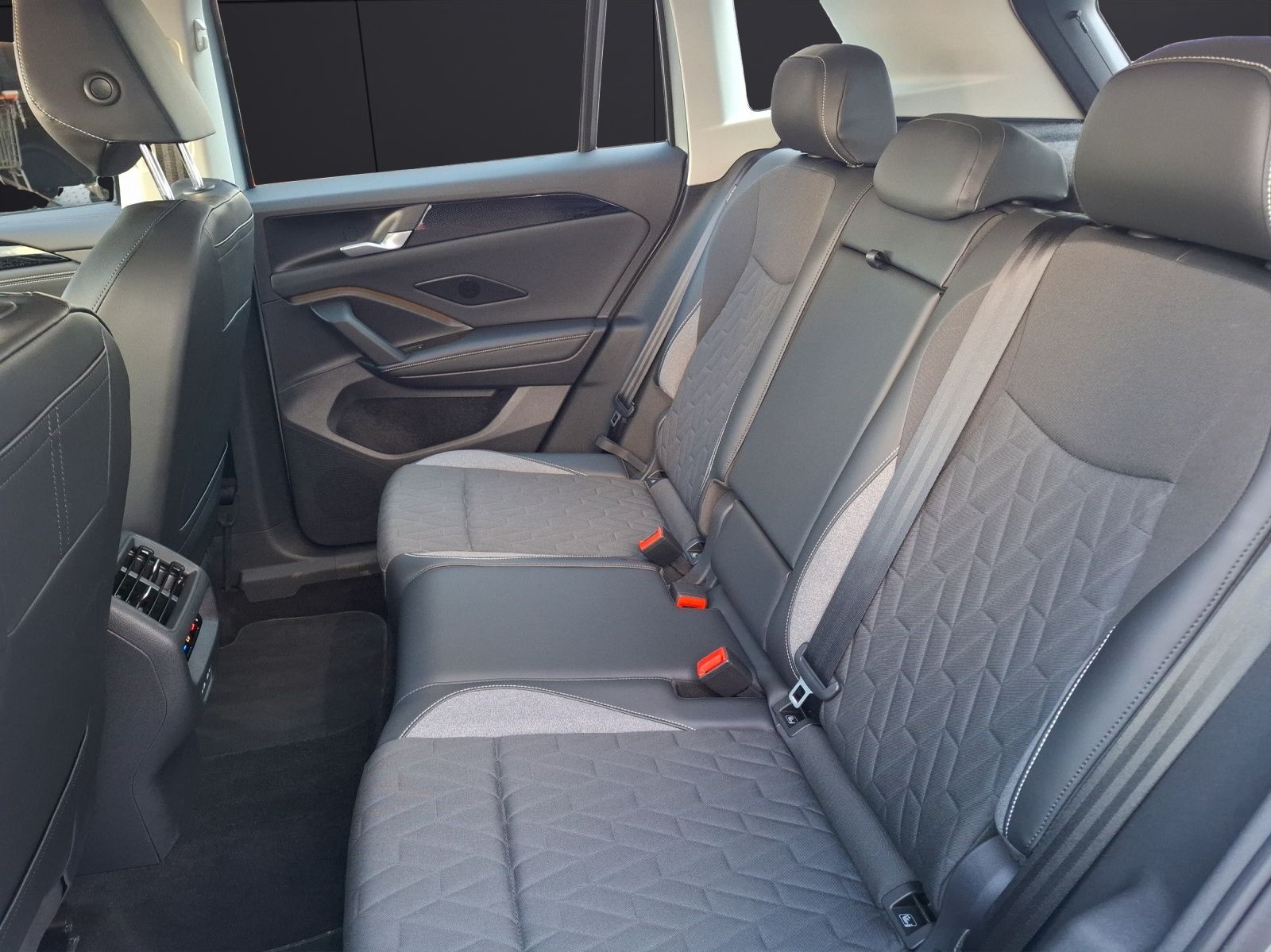 Fahrzeugabbildung Volkswagen Tiguan TDI Goal DSG 4M Standhzg LED AHK Navi AID