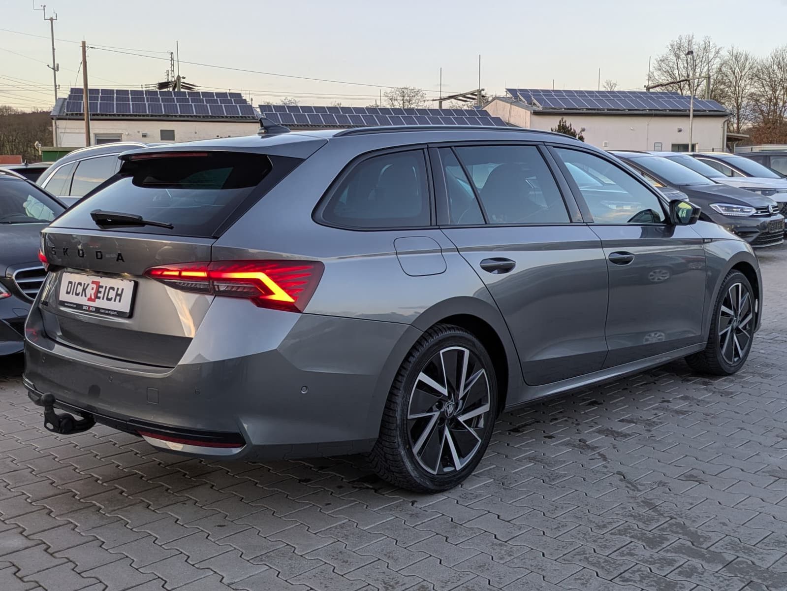 Fahrzeugabbildung SKODA Octavia 1.5 DSG Sportline PANO*MATRIX*AHK*5J.GAR