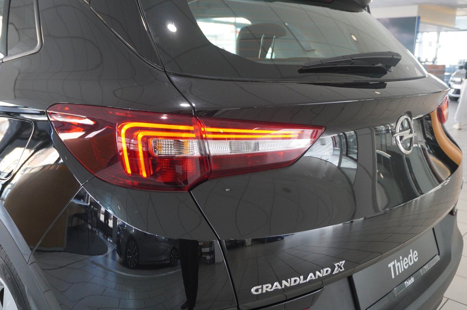 Fahrzeugabbildung Opel Grandland (X) 1.6T HYBRID NAVI/KAMERA/SH/SPORT