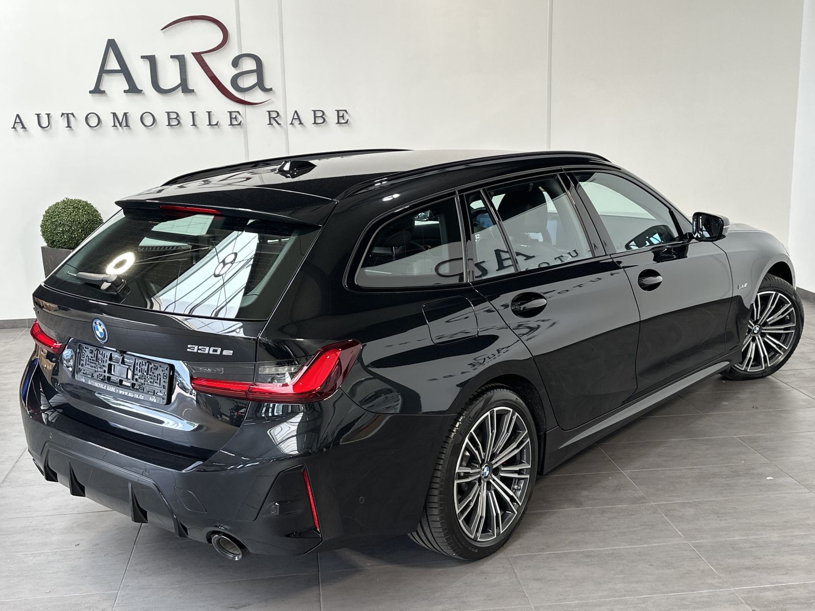 Fahrzeugabbildung BMW 330 e Touring xDrive M-Sport NAV+LASER+360°+HUD
