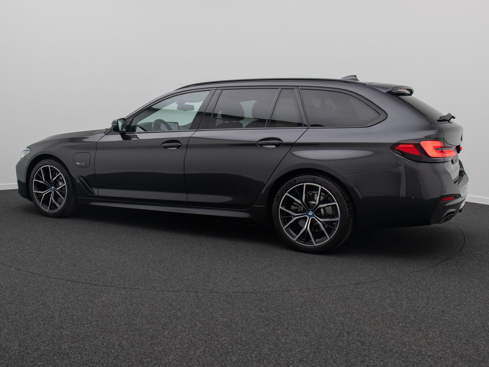 Fahrzeugabbildung BMW 530e M Sport Laser DAB HiFi HUD DispKey Panorama