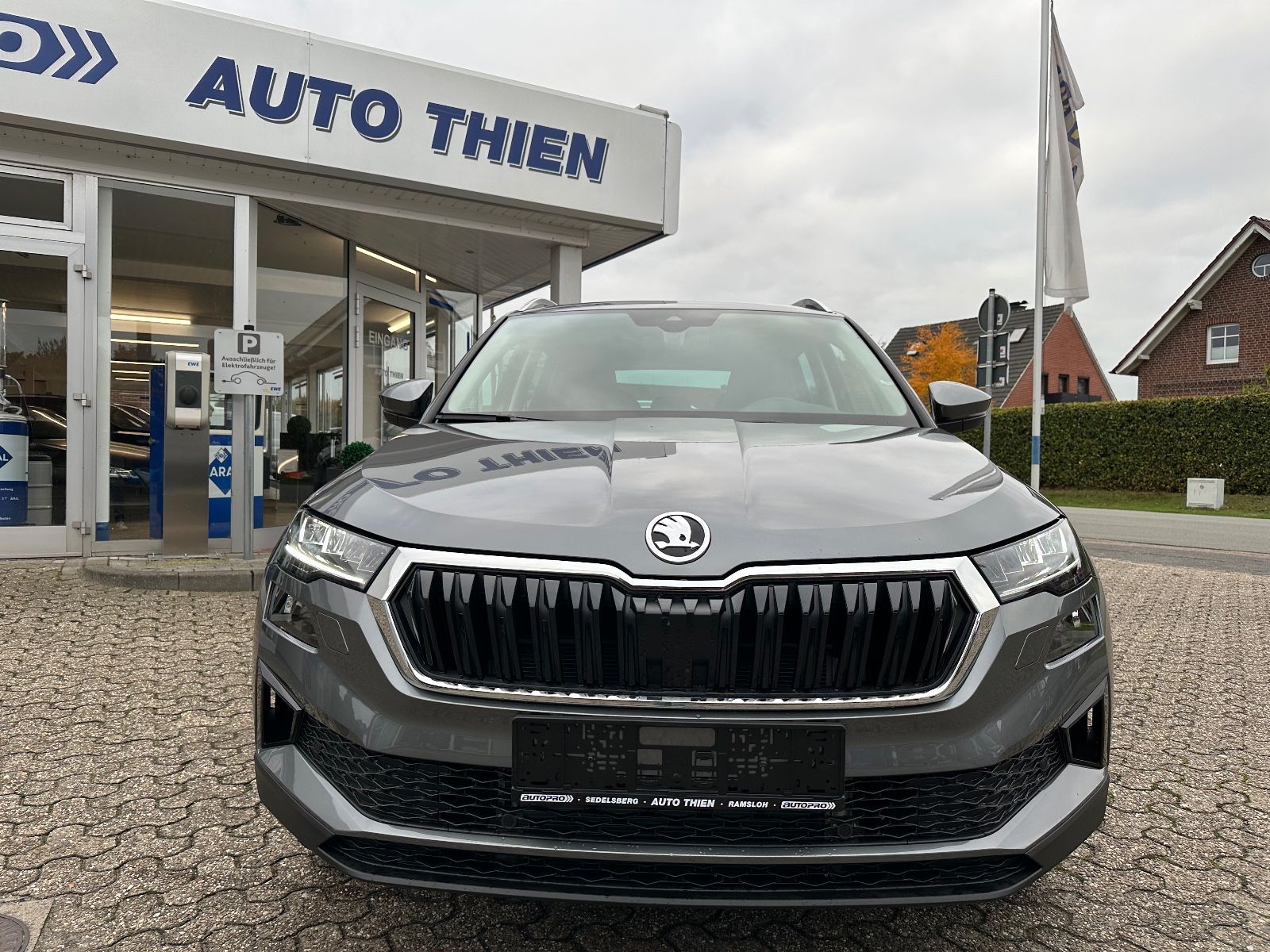 Fahrzeugabbildung SKODA Karoq 1.5 TSI Selection DSG AHK/Navi/ACC/LED/SHZ