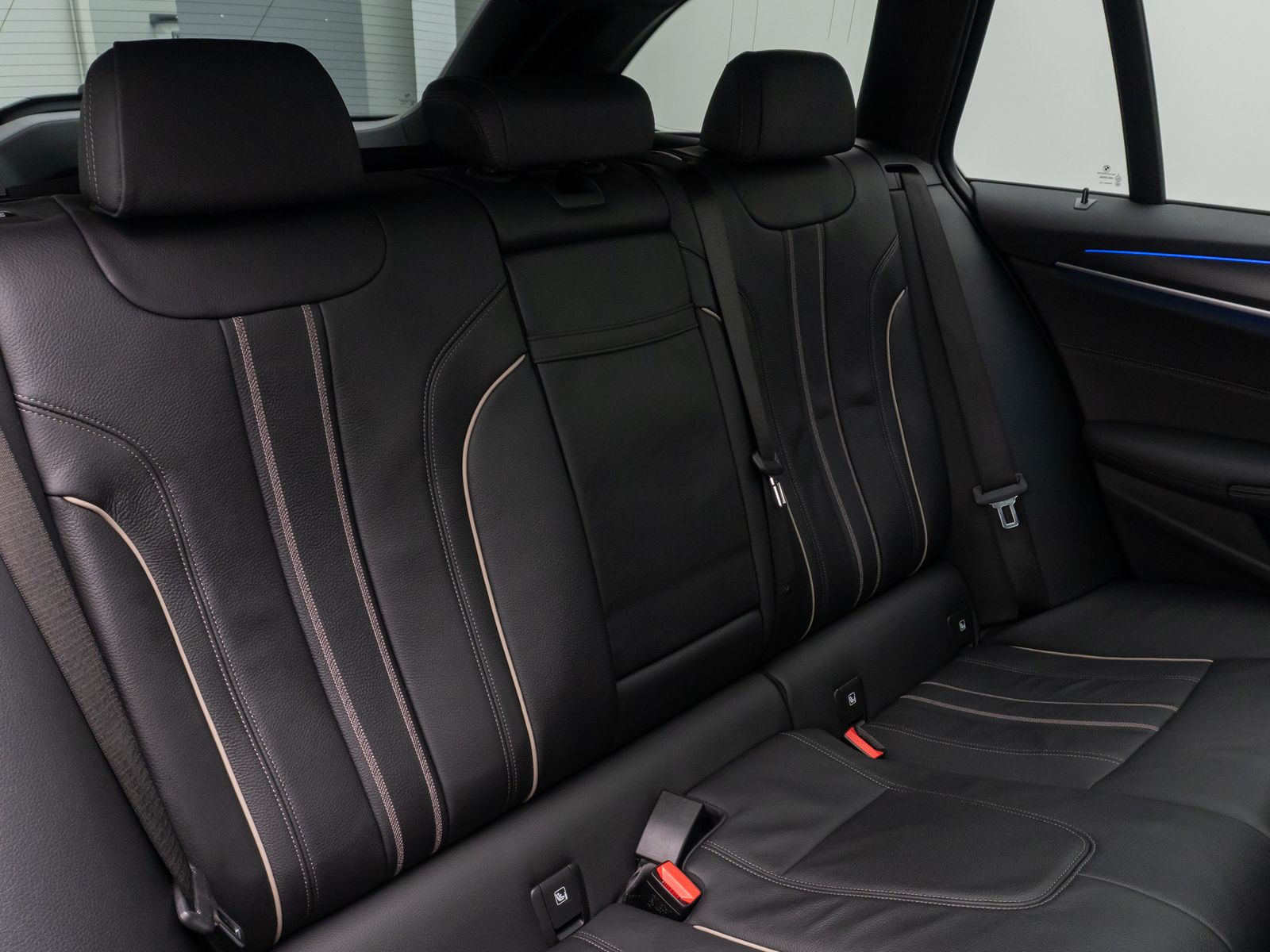 Fahrzeugabbildung BMW 540d xD M Sport DAB HUD DisplayKey Panorama HiFi