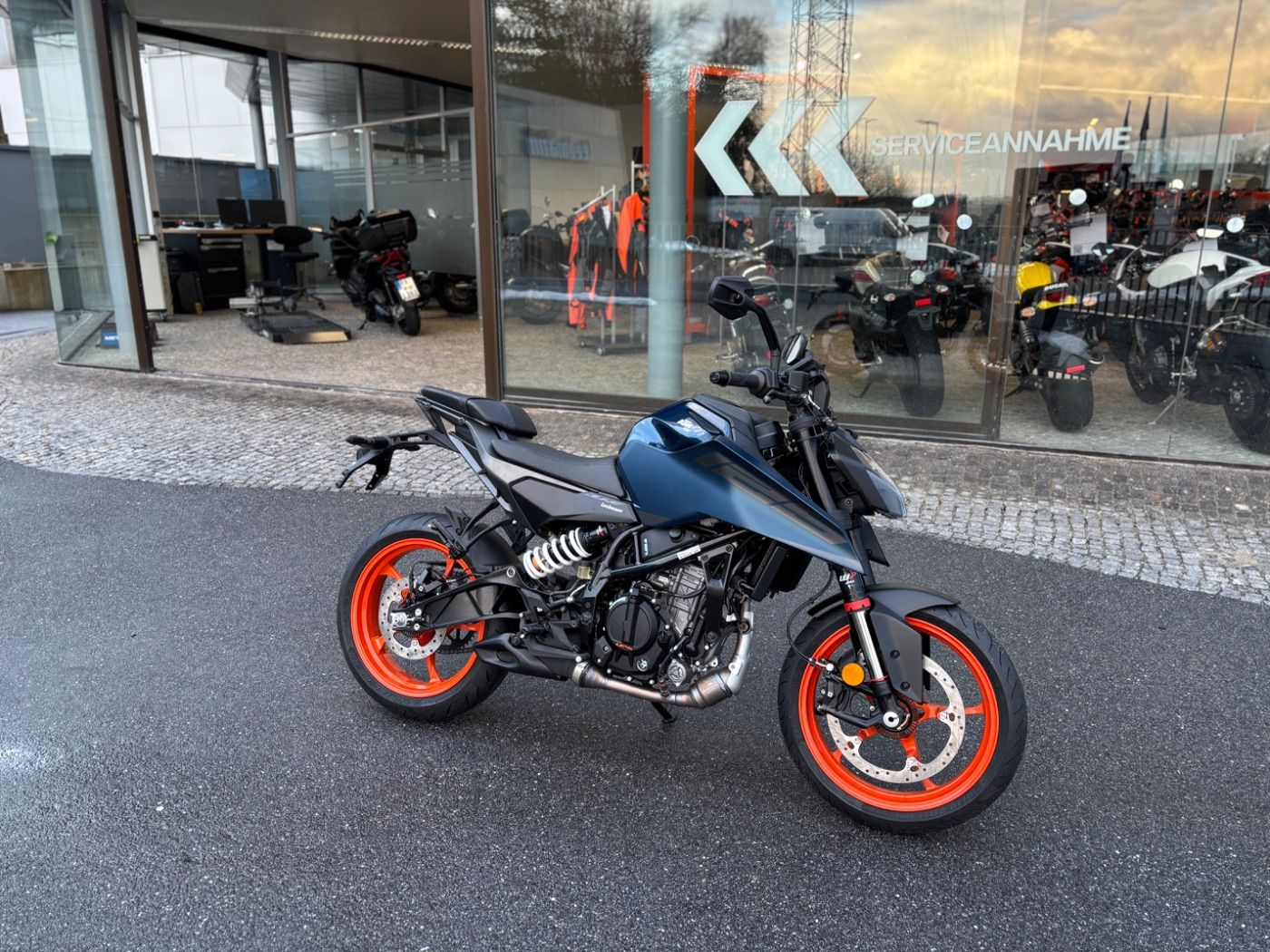 Fahrzeugabbildung KTM 125 Duke Modell 2026 auch in Schwarz erhältlich